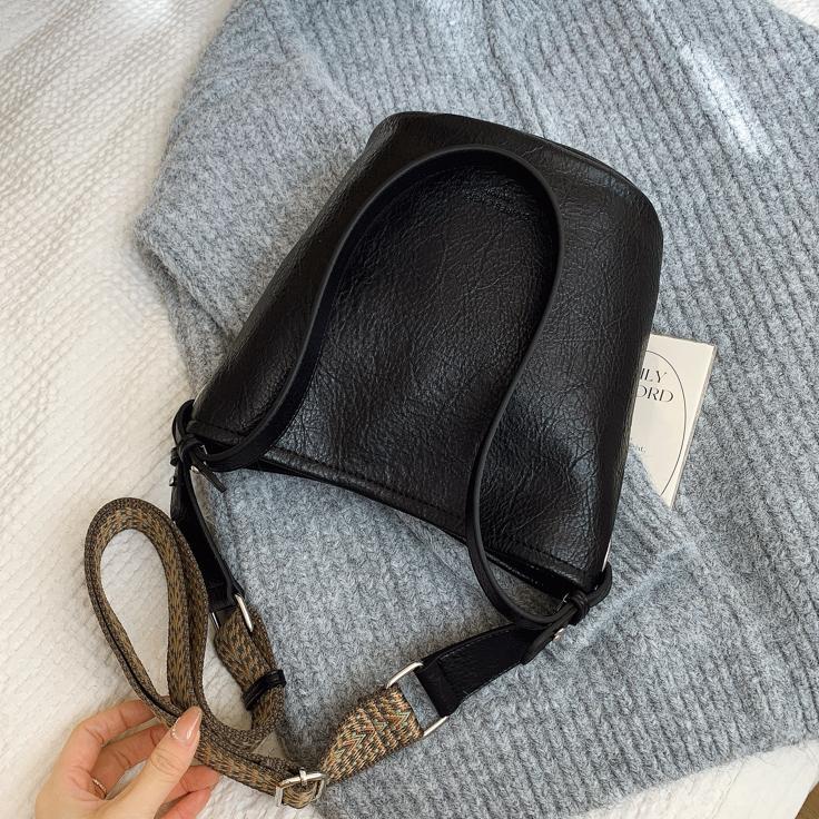 Este año, bolsos populares de mujeres de gran capacidad 2025, nueva moda retro, bolsos de hombro de alta calidad, bolsos de cubo de agua.