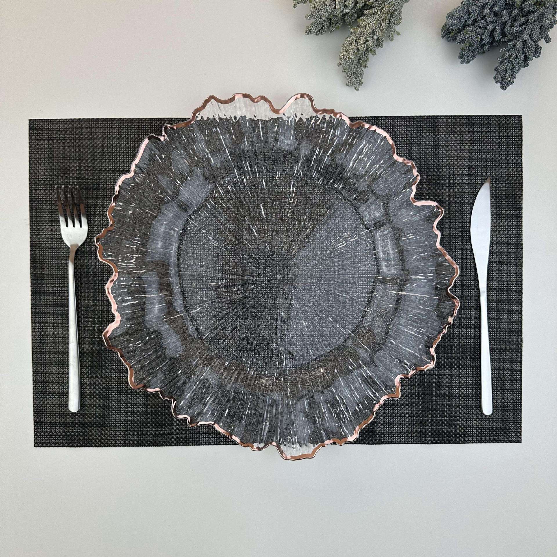 Nuevo diseño de decoración de mesa de boda plástico transparente cargador de borde irregular placa de melamina transparente redonda