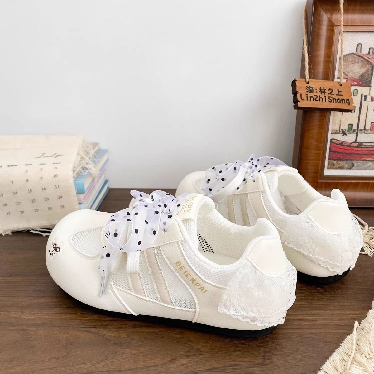 2026 primavera y verano nuevo estilo poco profundo y dulce estilo de moda versátil con una base plana cómoda con la cabeza redonda delantera zapatos deportivos de mujer