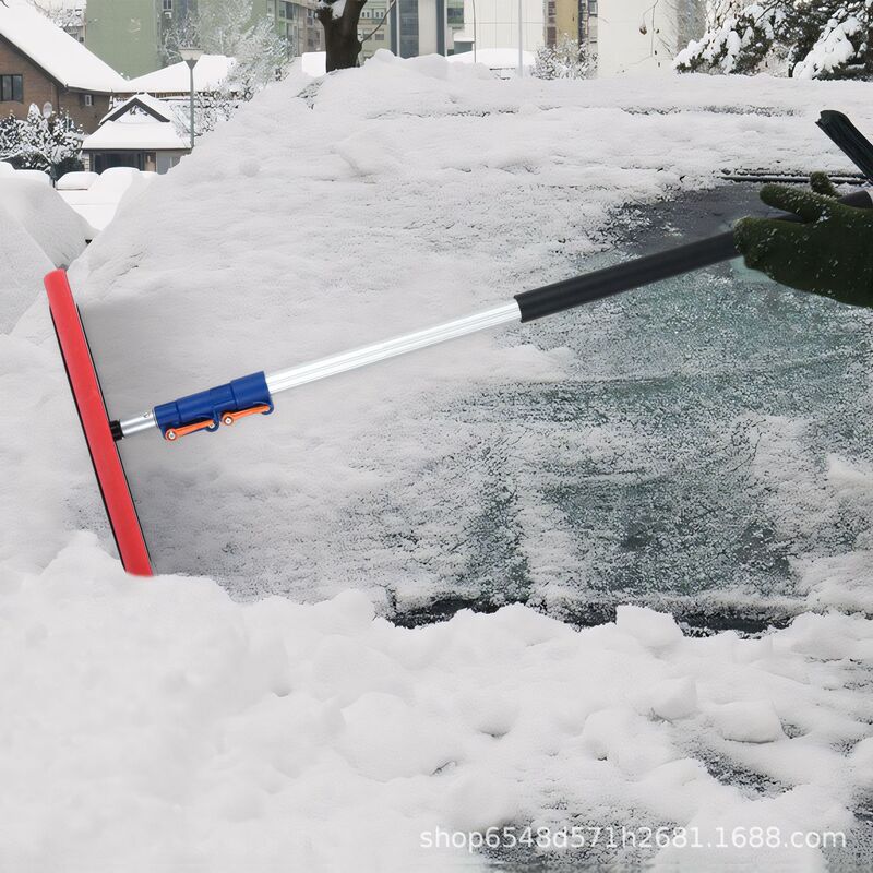 冬の屋根の雪の神器は雪の板のの雪の熊手の上空の除雪の道具をかきます。|undefined