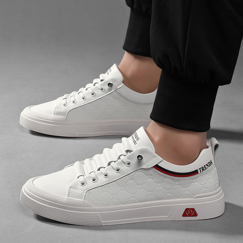 Zapatos blancos de verano para hombres zapatos de tendencia universal transpirable de altura de suela gruesa zapatos de skate para hombres deportivos casuales al por mayor