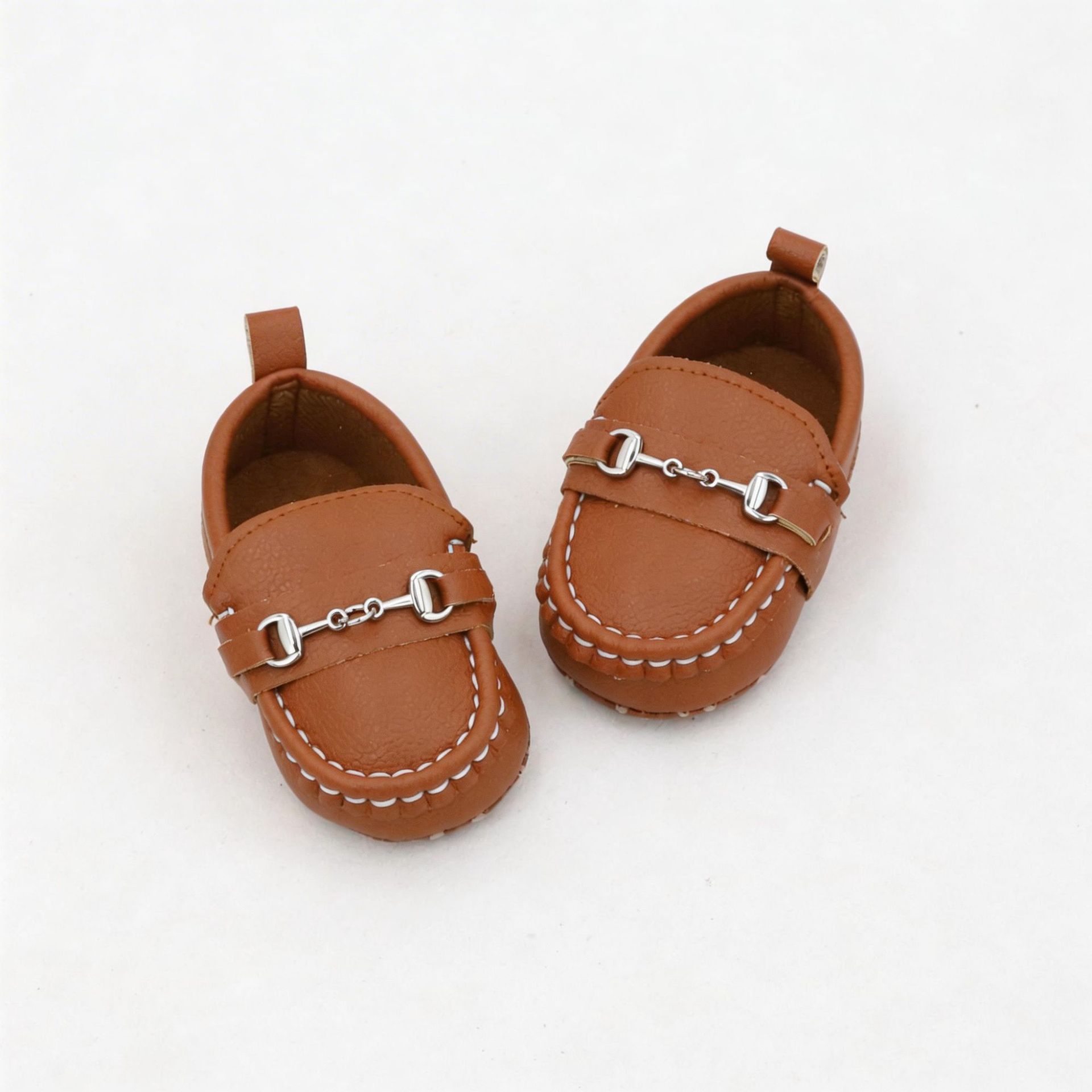 Zapatos de bebé populares de marca transfronteriza para primavera y otoño, zapatos antideslizantes ligeros para primeros pasos, mocasines con cadena pequeña.
