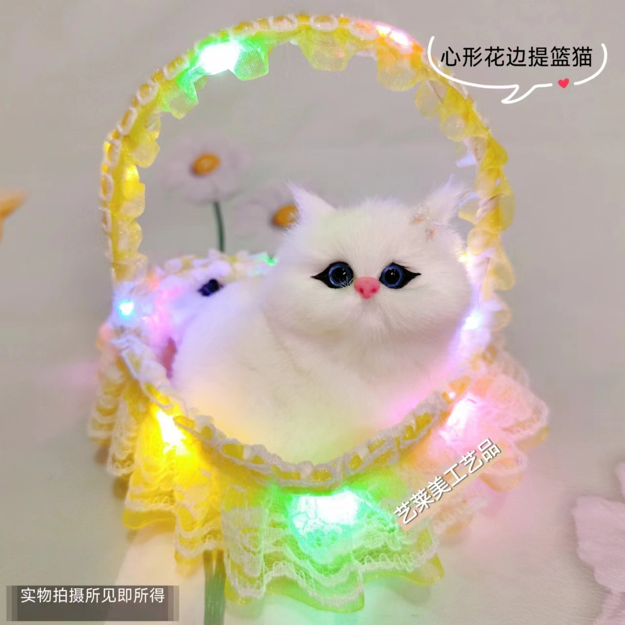 불빛이 있는 노란색 바구니 고양이는 짖을 수 있습니다