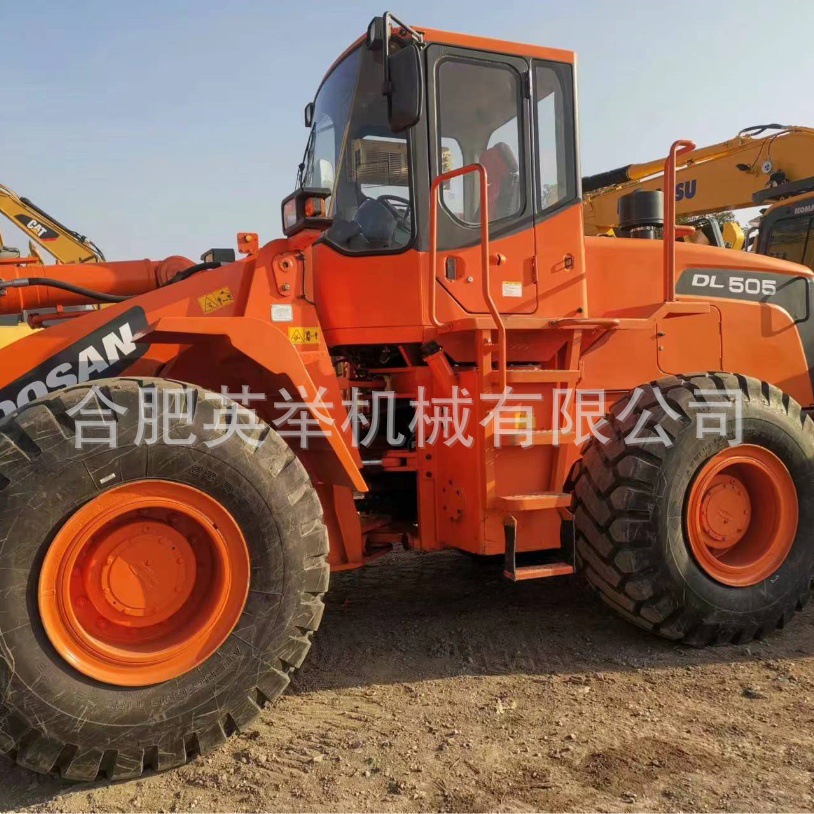 La cargadora Doosan DL505 ofrece un espacio de conducción cómodo, un motor de potencia potente y una explosión potente.