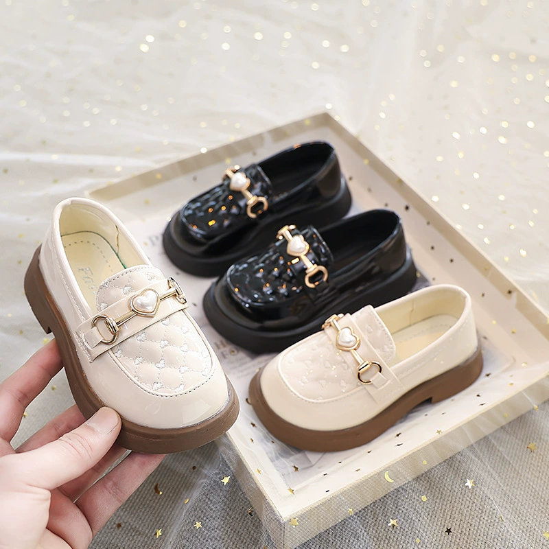 Маленькие кожаные туфли для девочек сплошной цвет весны и лета 2025 новая любовь жемчужные металлические туфли на пуговицах Детские черные кожаные туфли