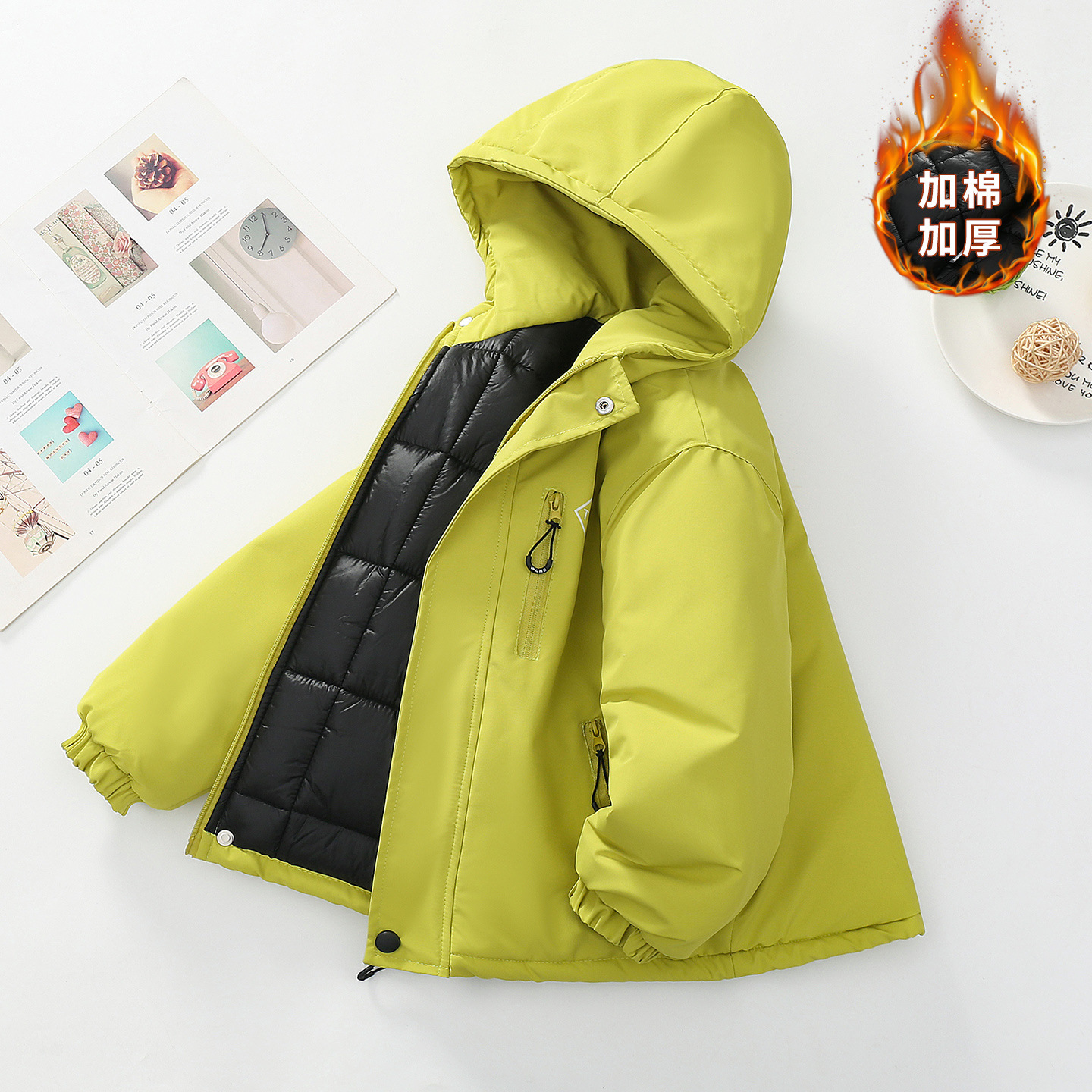 Niños trajes de asalto engrosados otoño-invierno 2025 nuevos niños de invierno chaqueta de algodón de niña grande ropa de invierno con sombrero de moda