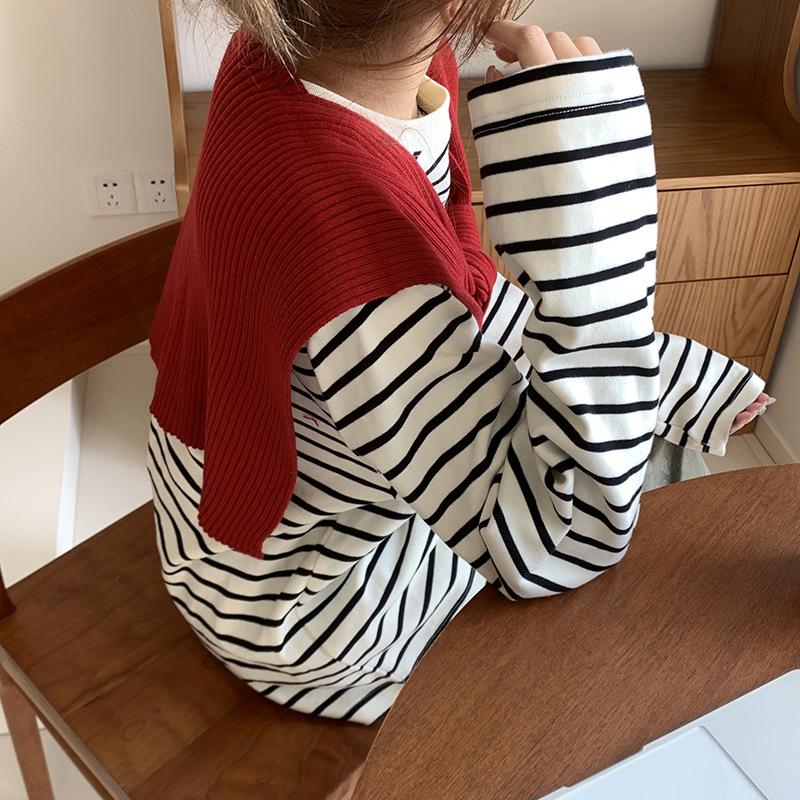 Sopa de punto de alta sensación de nuevo color sólido versátil suave glutinoso con camiseta de manga larga suelta con un pequeño hombro de hombro