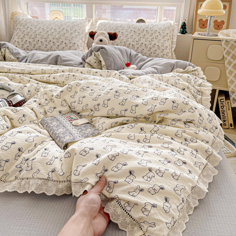 Una cama de hilo de doble capa de estilo crema de cuatro piezas de algodón puro encaje de algodón funda de edredón funda de edredón sábana juego de tres piezas
