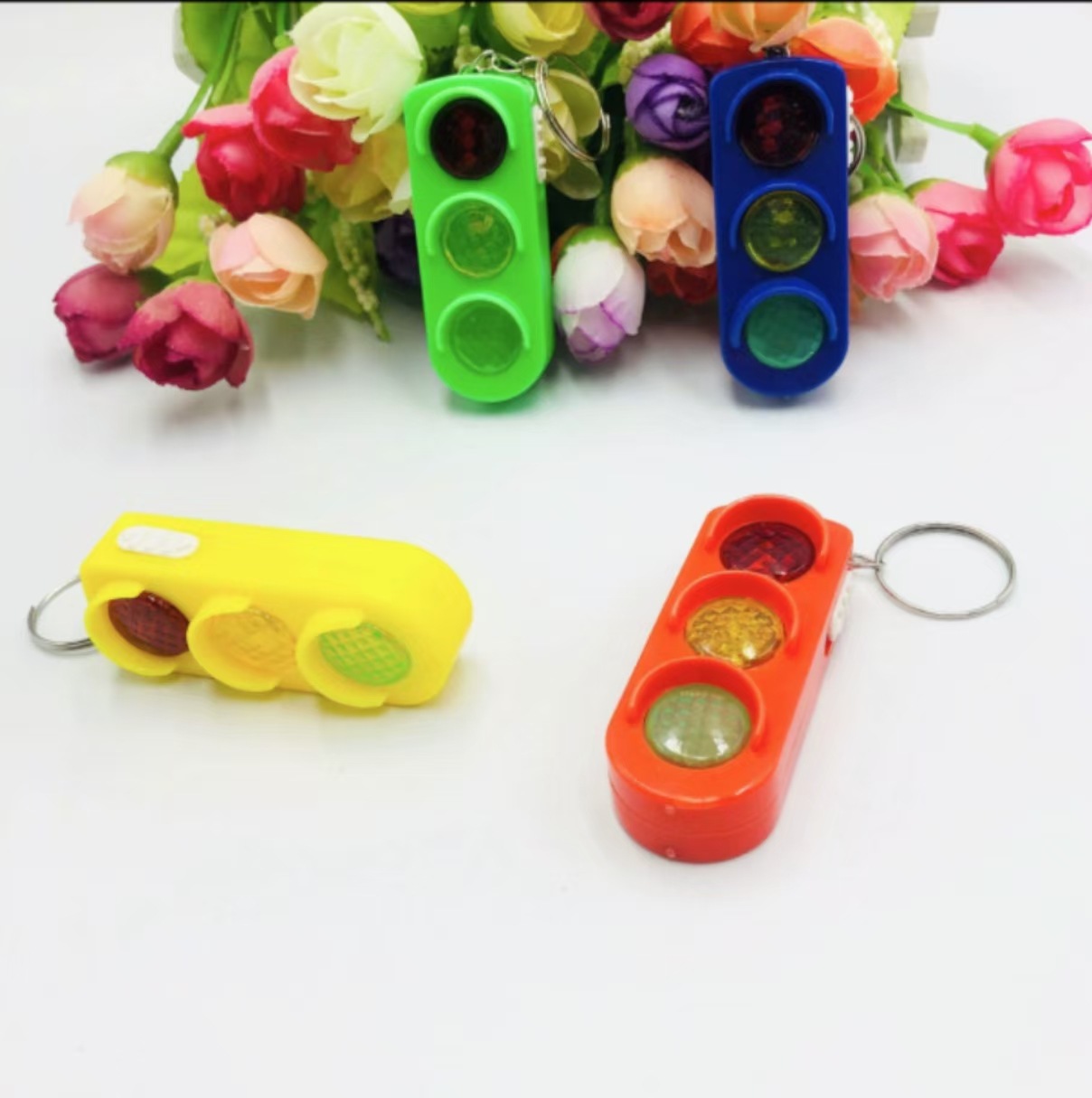 LED de dibujos animados luminoso llavero lámpara de color bolsos creativos colgantes juguetes luminosos para niños micro comercio escaneo de código pequeño regalo