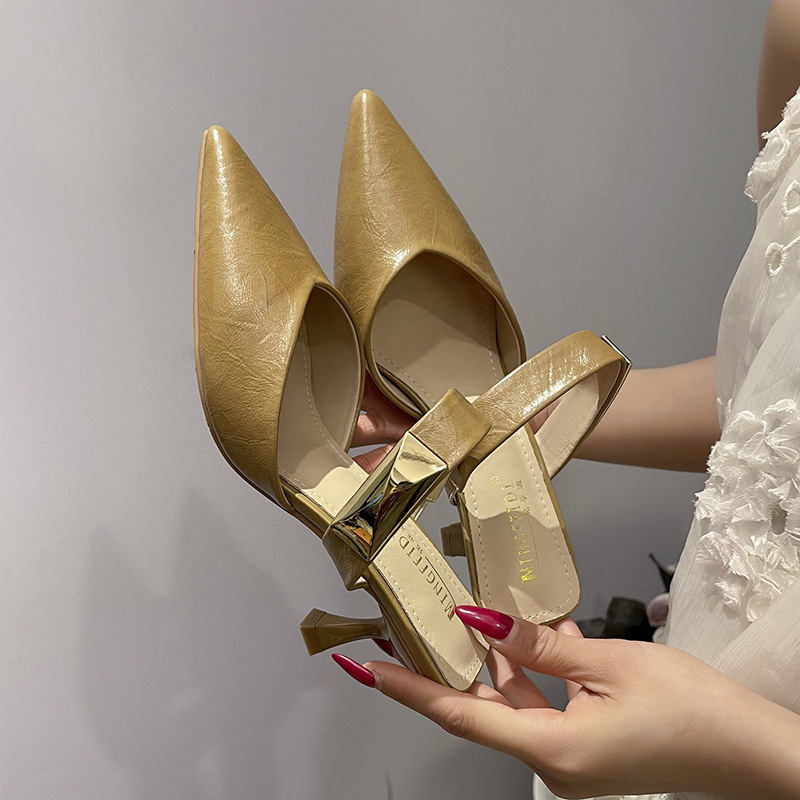 2026 nuevo tipo de verano con botón de tacones delgados zapatillas de tacones altos de punta de mujer zapatillas de cabeza de paquete de mitad de tamaño universal