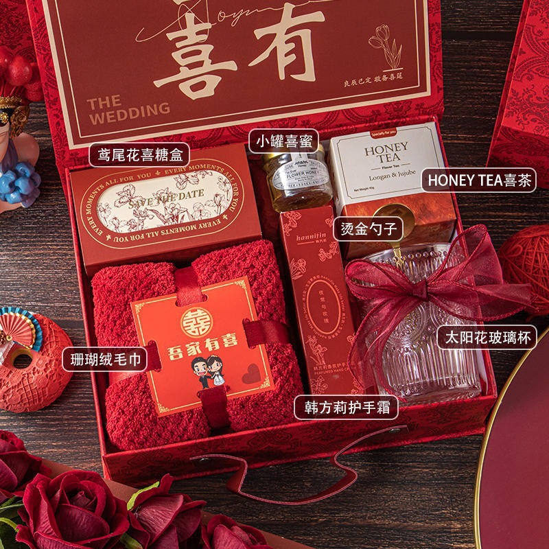 私の家族には結婚式の記念品、女性のブライズメイドへの実用的なギフト、結婚式の宴会のギフトボックス、ゲストへのローズギフトがあります。|undefined