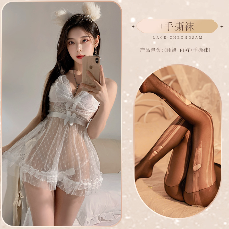 흰색 잠옷 + 손으로 찢은 양말