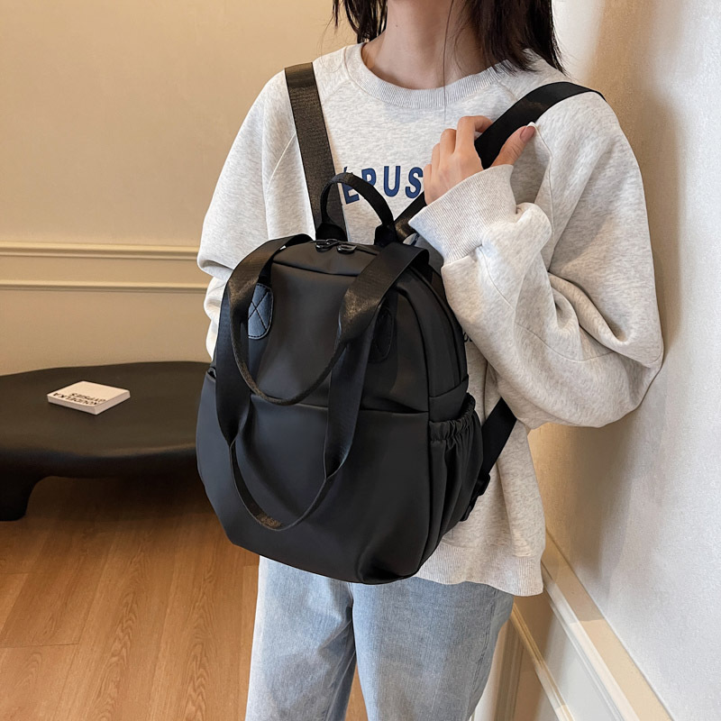 Bolsa de hombro de película de cuero, nueva bolsa impermeable, bolso de moda universal, bolso de moda de doble propósito, bolso de viaje de clase para estudiantes universitarios.