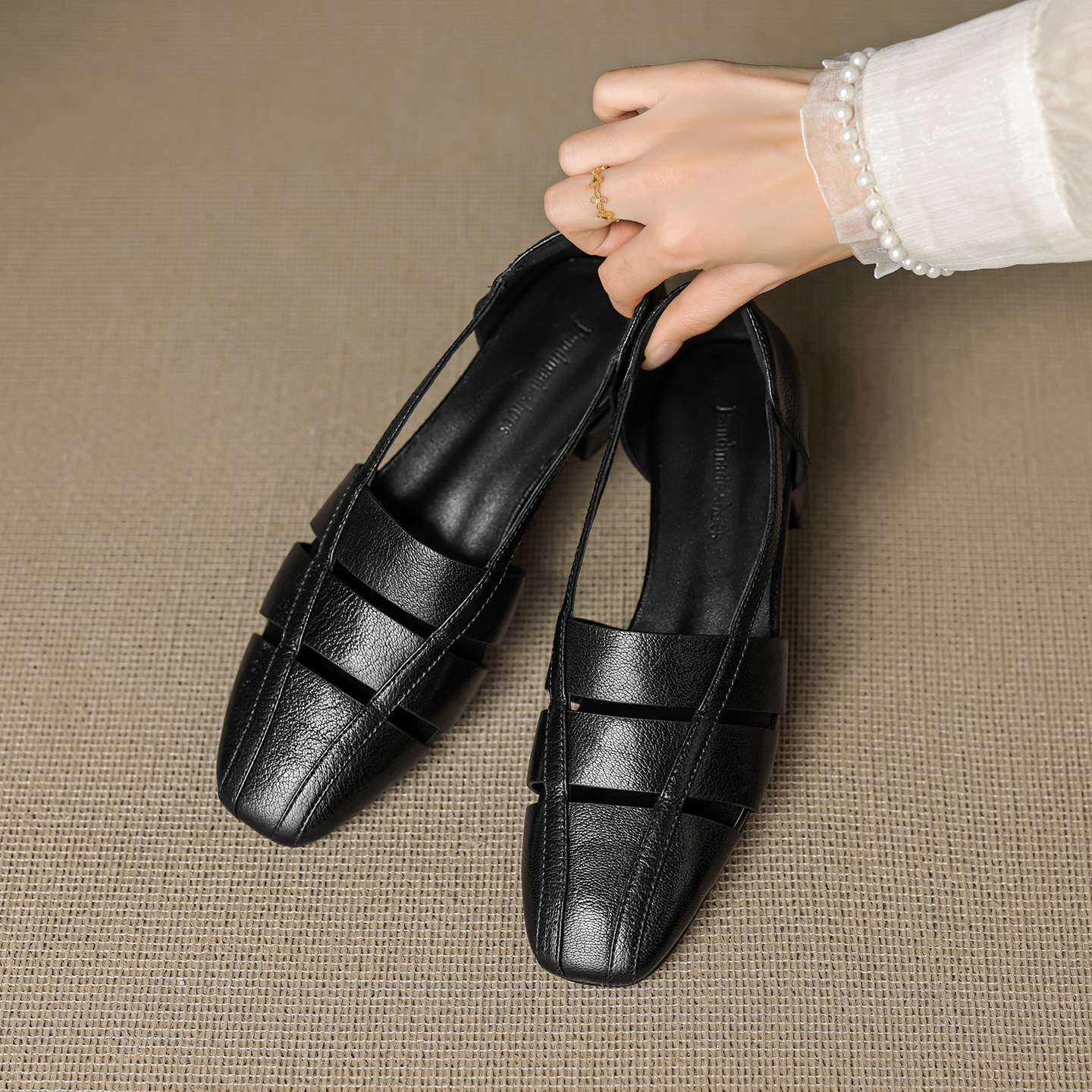Dép sandal nữ bao đầu rỗng gót thấp 3 cm, mũi tròn kiểu dệt, phong cách đơn giản đi làm — đen