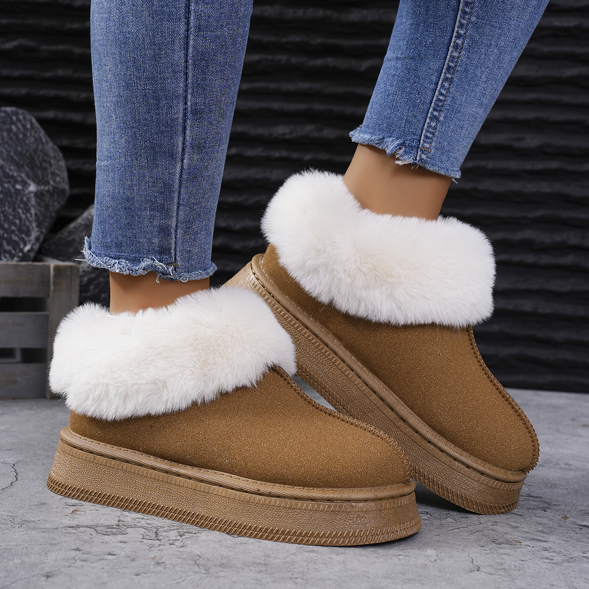 Women's platform snow boots with rounded toe lined with plush_voghion.com