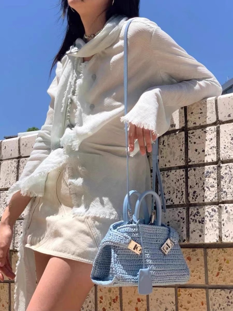 Nuova celebrità di Internet con mini design alla moda e versatile in erba intrecciata, colori contrastanti, casual singolo_voghion.com