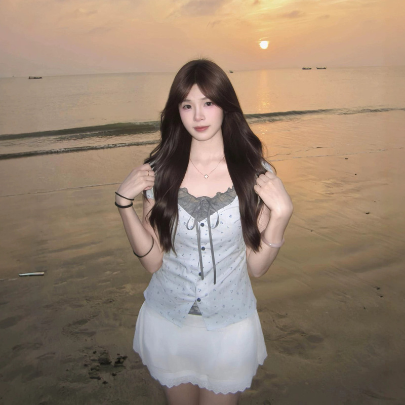 Korean-Style Gentle Floral Short-Sleeve Top, Summer Light Blue V-Neck Lace-Up Waist-Cinching Slimming Pure Desire Puff Sleeve Blouse Korean-Style Gentle Floral Short-Sleeve Top, Summer Light Blue V-Neck Lace-Up Waist-Cinching Slimming Pure Desire Puff Sleeve Blouse