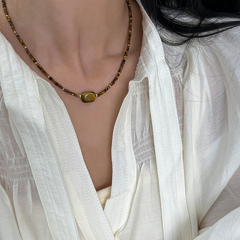 Maillard Collar con cuentas de piedra de ojo de tigre cuadrado para mujer, lujo ligero, nicho de otoño e invierno, cadena de clavícula, joyería retro de alta gama