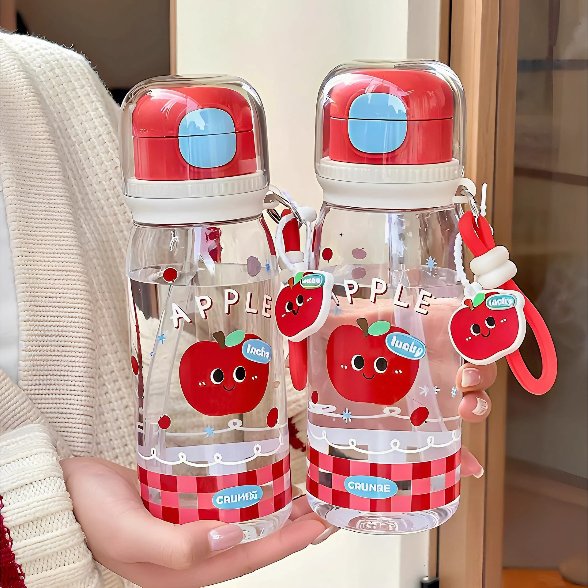 Hermosas tazas de agua de plástico para niñas de alto valor nominal tazas de paja de manzana roja de dibujos animados para estudiantes y niños portátiles tazas de doble bebida