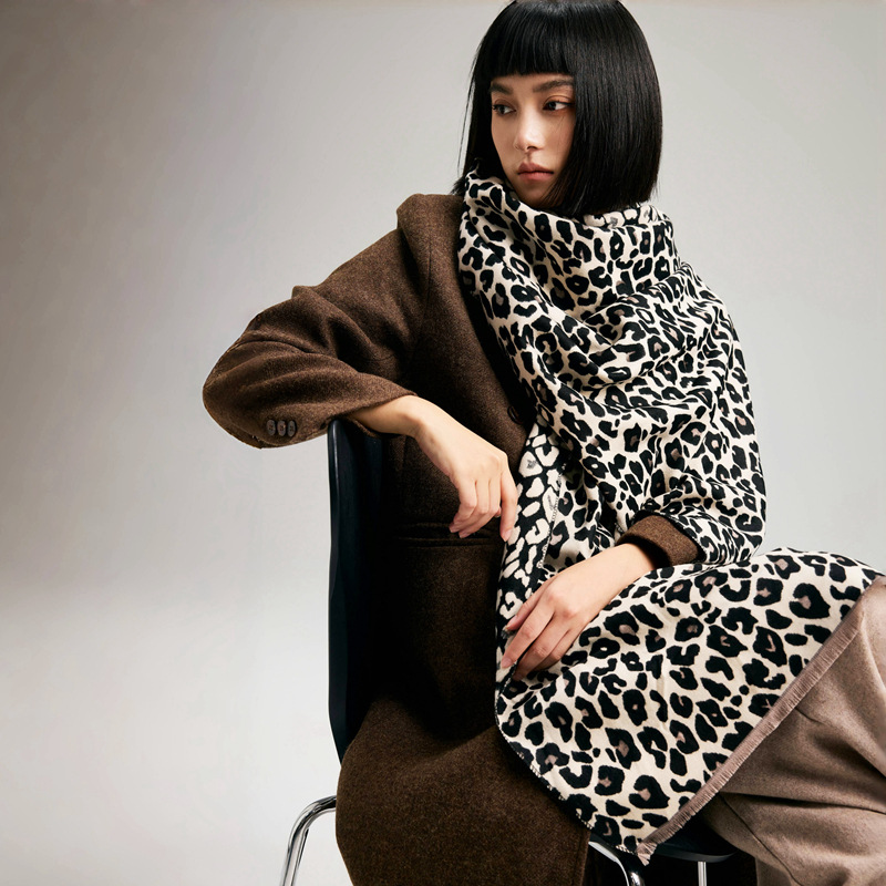 2024 nuevo bufandas de impresión de leopardo de moda de alta calidad suave y cálida imitación de cachemira barba corta bordilla del babillo