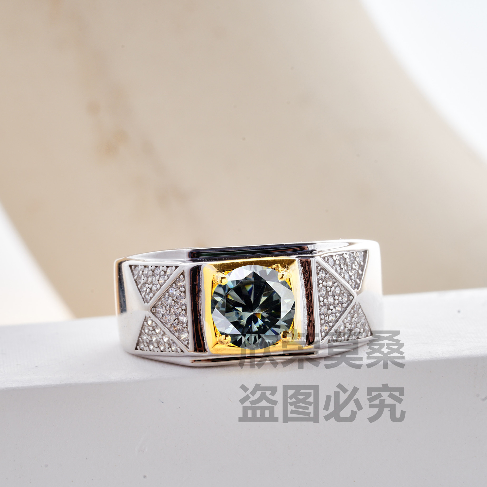 Atmosfera de negocios de oro de dos colores de ancho estilo de piedra de moissanita masculina brillante con certificado de diamante GRA a través de la penetración lateral transfronteriza