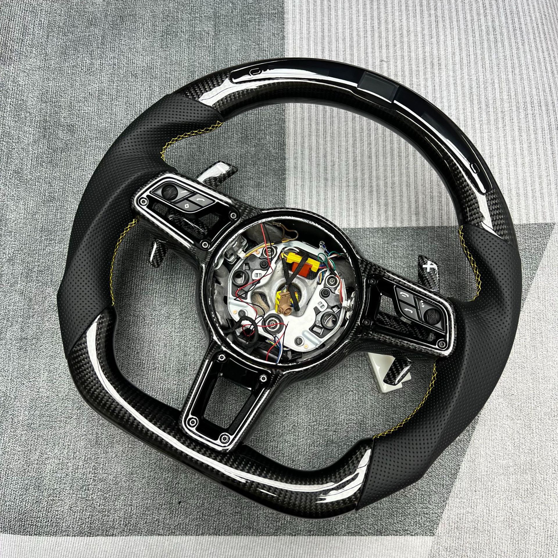 Carbon Fiber Steering Wheel Customization Suitable for Porsche Macan Cayenne Panamera Steering Wheel Processing