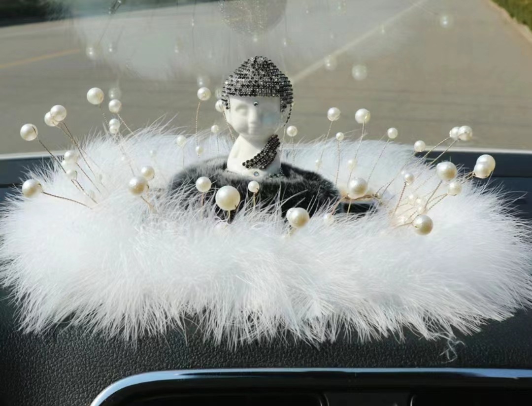 Adornos de coche de un solo traje Adornos de un solo traje Adornos de Buda con cojín Bola de diamante en polvo blanco Bola de cisne Cerámica decorativa