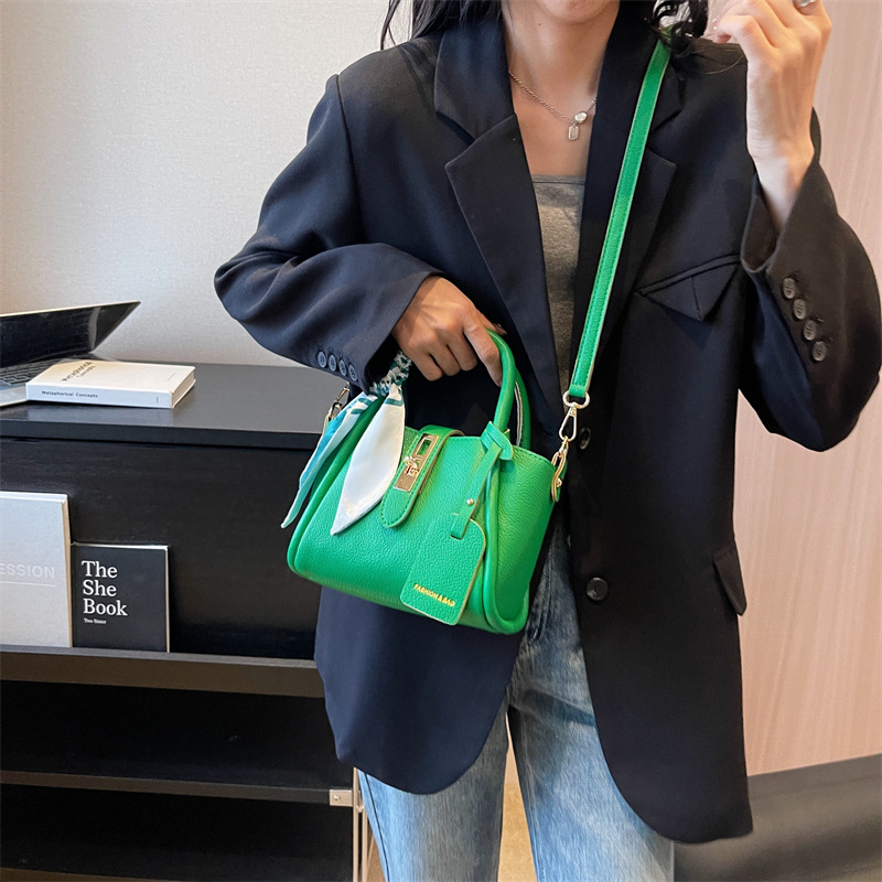 Bolso de mano de estilo occidental de alta gama para mujer 2024 nuevo bolso de cubo de agua de fuego súper popular bolso de mensajero retro de tendencia salvaje