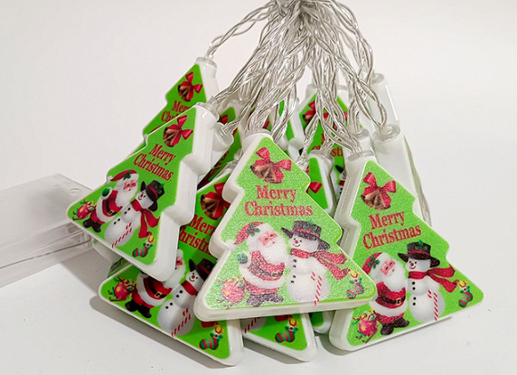 Sombreros rojos de Navidad, calcetines de Navidad, campanas de Navidad, cadenas de lámparas de navidad, pequeñas luces de color