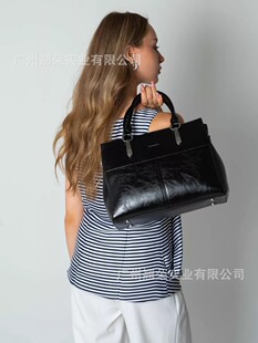 Capacious shoulder bag, universal one-shoulder bag