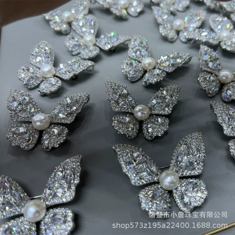 Брошь-бабочка Высококачественный женский корсаж из натурального жемчуга Дизайн Чувство Ниша Изысканный модный костюм Куртка Свитер Булавка