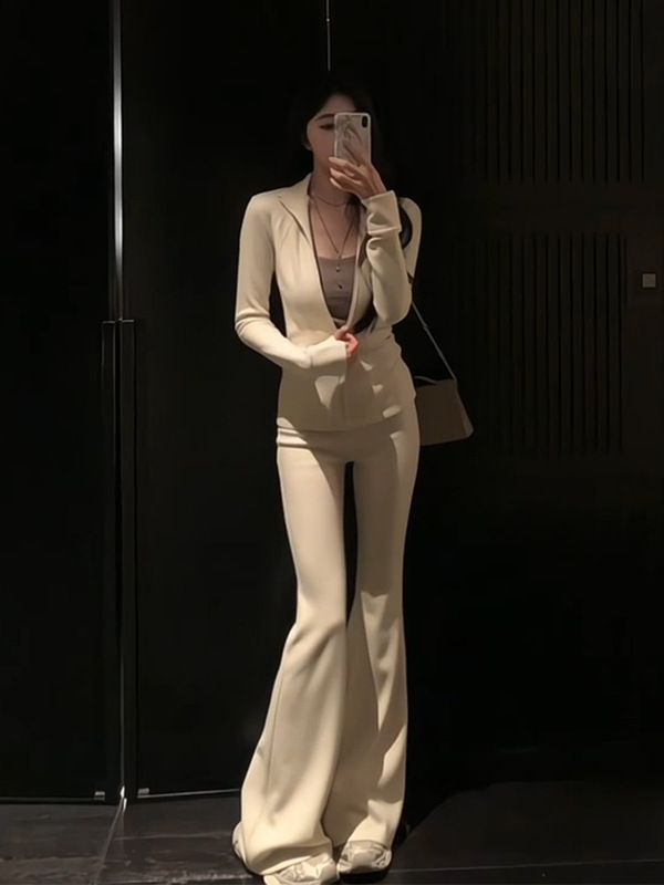 apricot Sports Leisure suit Women's Spring and Autumn 2025 Slim-fit Slimming Super Hot Internet Red Sweatshirt Two-piece Micro-flared Pants