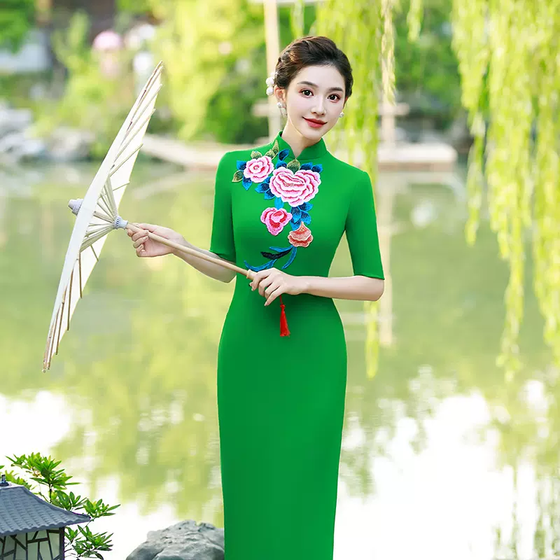 气质走秀旗袍2025新款绿色印花复古高端舞台走秀演出服高级感长裙