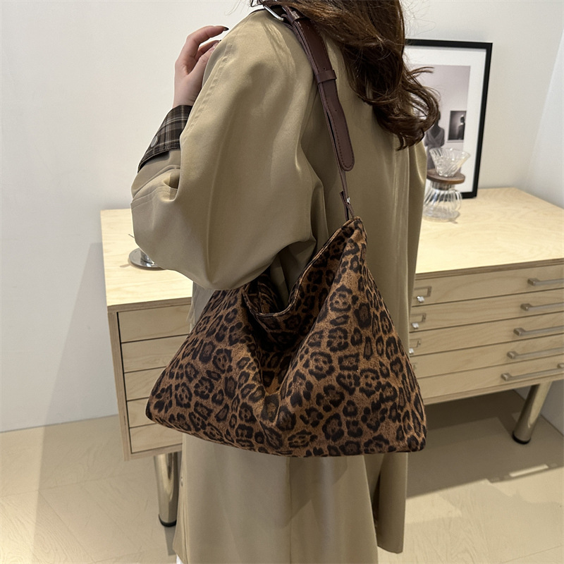 가을 2024 새로운 캐주얼 어깨 가방 대용량 휴대용 토트 백 여성 틈새 디자인 패션 크로스 바디 백