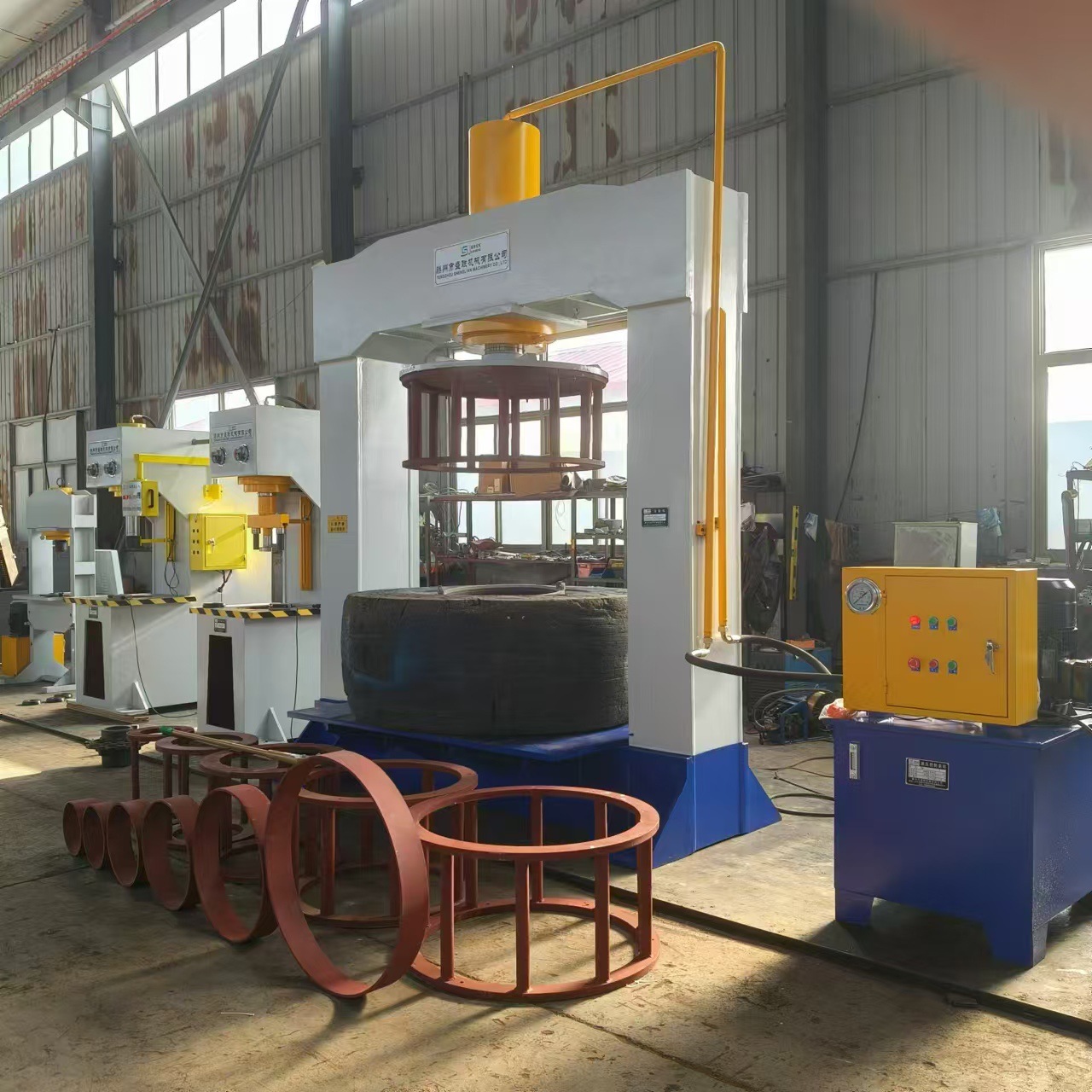 200吨轮胎压胎机 工程车轮胎实心胎拆装机  23.5-25轮胎压胎机