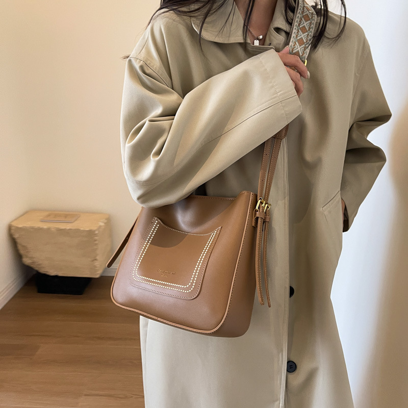 High-Quality New Versatile Tote With Personality And Elegant Style, Large Capacity Bucket Bag, Trendy Crossbody Bag_voghion.com
