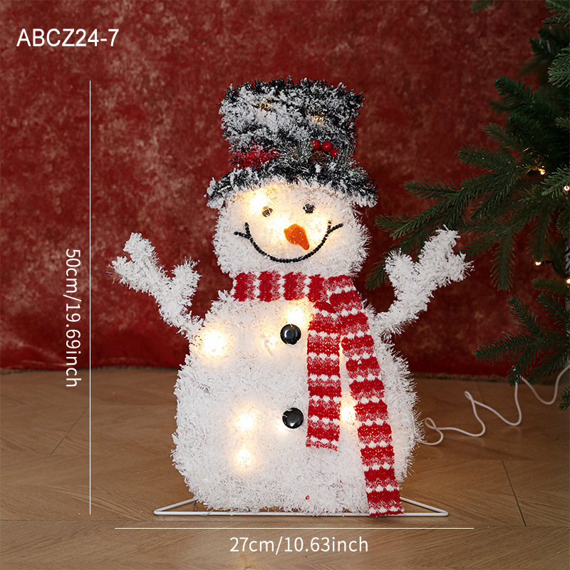 Decoraciones navideñas de muñecos de nieve, adornos de escaparate con una escena de renos de peluche blancos brillantes para la Nochebuena.