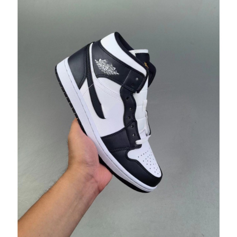 진한 파란색과 흰색