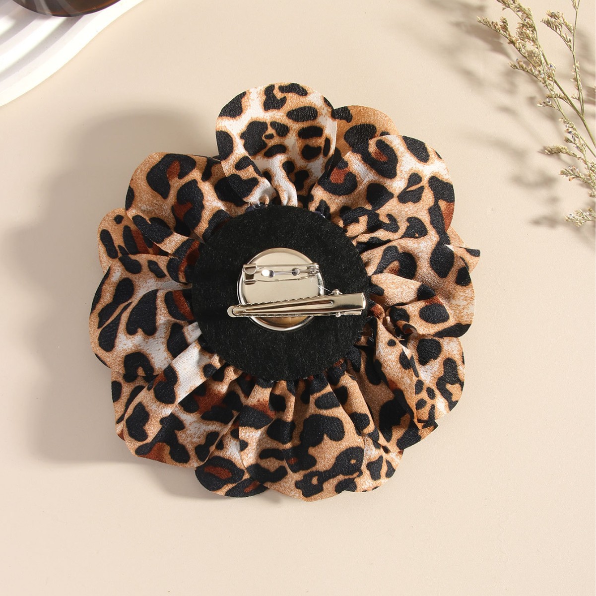 Vintage leopardmönstrad kameliabrosch stor fransig blomma_voghion.com
