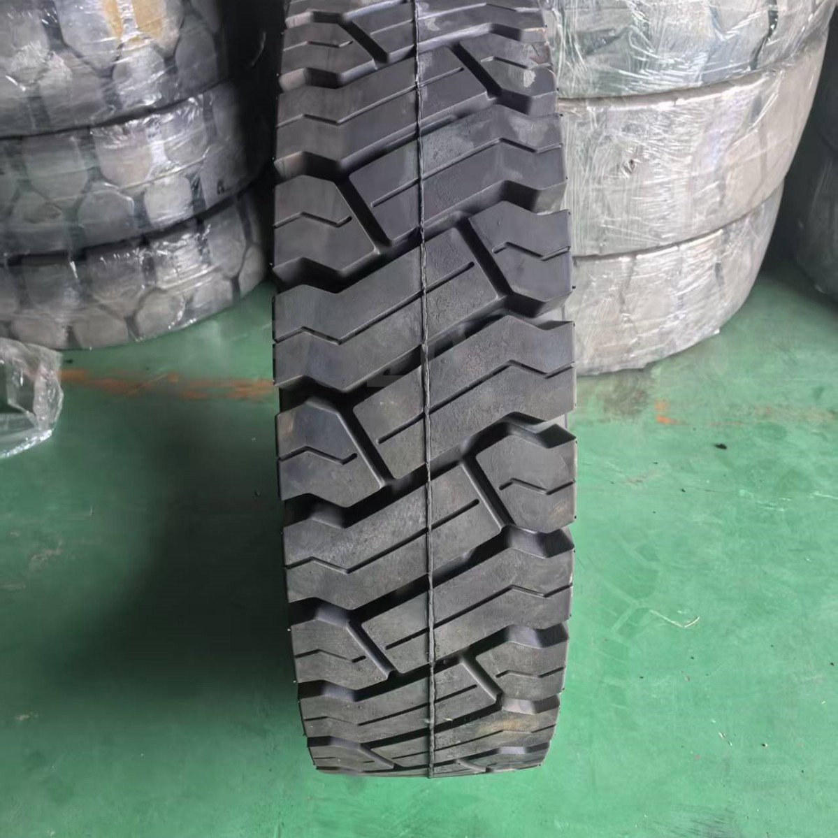 8吨10吨16吨合力杭叉龙工叉车实心轮胎825-20/900-20/1200-20轮胎