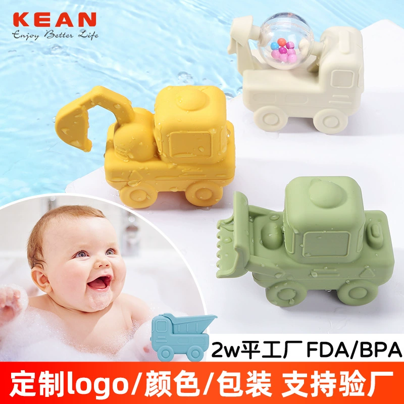 Детская взрывная машина играет в водную игрушку летом в ванной