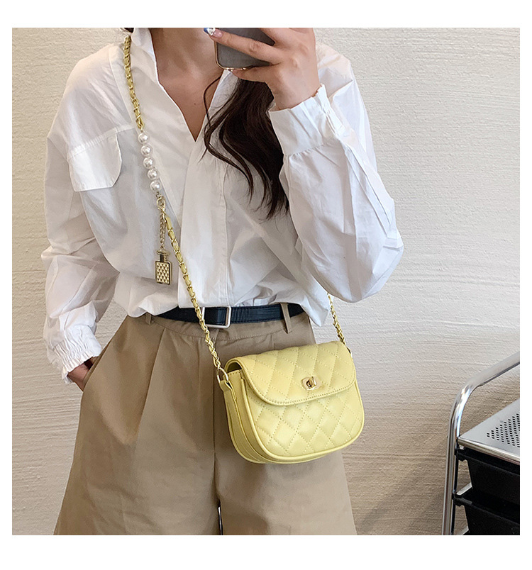 Fashion Solid Color Pearl Buckle Chain Bag display picture 4