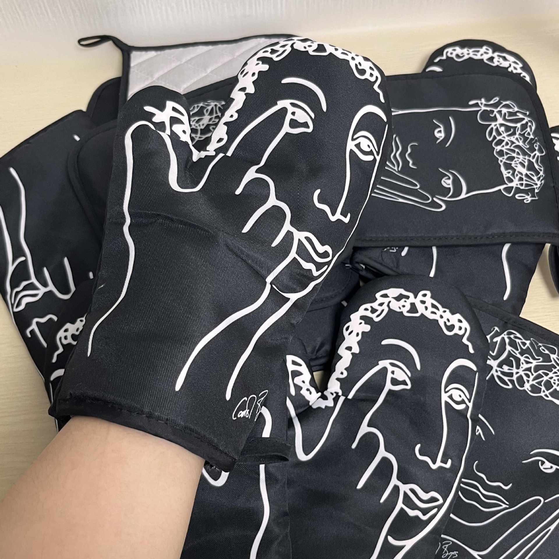 CARROL BOYES 주방 단열 장갑 전자 레인지 안티 스케일 두꺼운 베이킹 장갑 손으로 그린 아트 매트