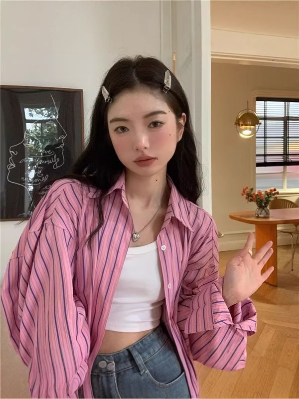 フランスの春秋のゆったりした大きい版のピンクのシャツの縦縞のシャツの女性の中で長いタイプのoversizeの薄いタイプのコートの女性|undefined