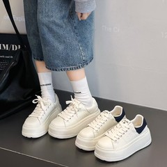女性のための白い靴 2025 夏の新シングルメッシュ通気性プラットフォームシューズ軽量スポーツスニーカー厚底カジュアルシューズ