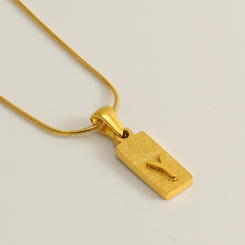 Europa y los Estados Unidos INS viento oro 26 letras colgante de letras de oro de acero inoxidable mujer collar de cadena de clavícula de letras