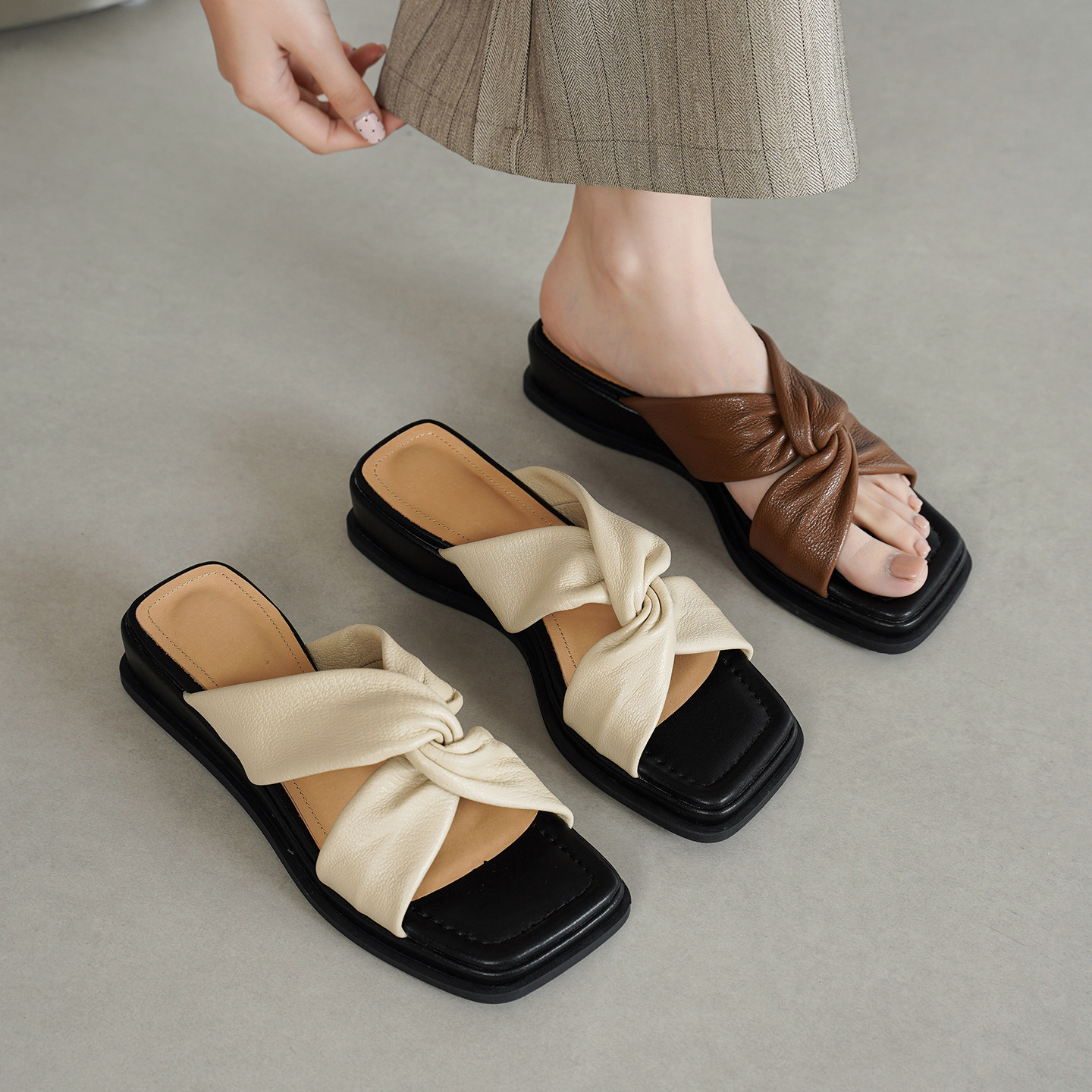 Sandal nữ quai chữ V đế dày gót 4cm phong cách đơn giản — màu be