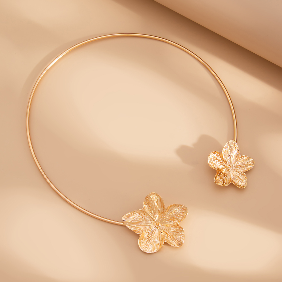 Collar de apertura geométrica de flor metálica transfronteriza europea y americana, temperamento de pétalo simple de moda, decoración de collar de sentido avanzado femenino