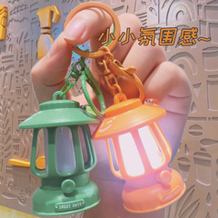 オリジナル特許取得済み発光小型オイルランプキーホルダー、クリエイティブな卓上飾り、バッグ飾り、キーホルダーギフト
