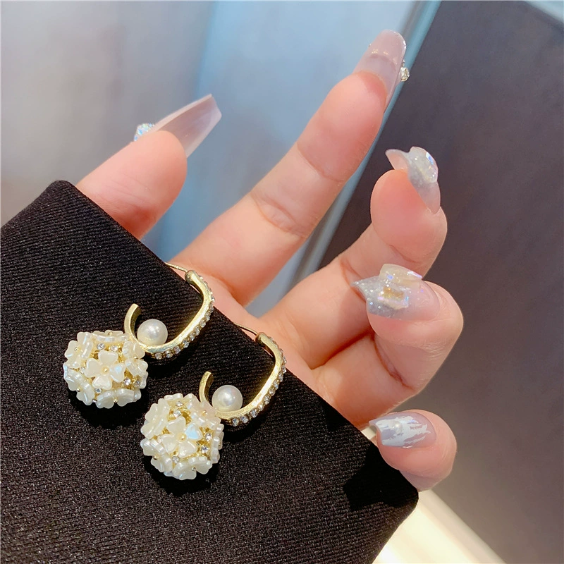 Корейские милые и элегантные серьги - стиль light luxury с микрорельефом, капельки-цветы из жемчуга